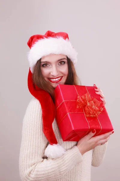 Mujer sosteniendo caja de regalo. Tiempo de Navidad — Foto de Stock