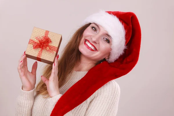 Mujer sosteniendo caja de regalo. Tiempo de Navidad —  Fotos de Stock