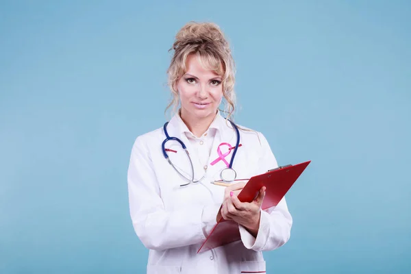 Kobieta lekarz zdiagnozować pacjenta — Zdjęcie stockowe
