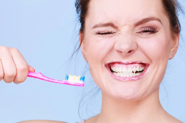 女性クリーニング歯を磨く — ストック写真