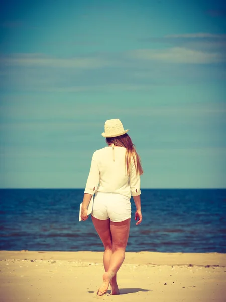 Dziewczyna z tabletka nad morzem. — Zdjęcie stockowe