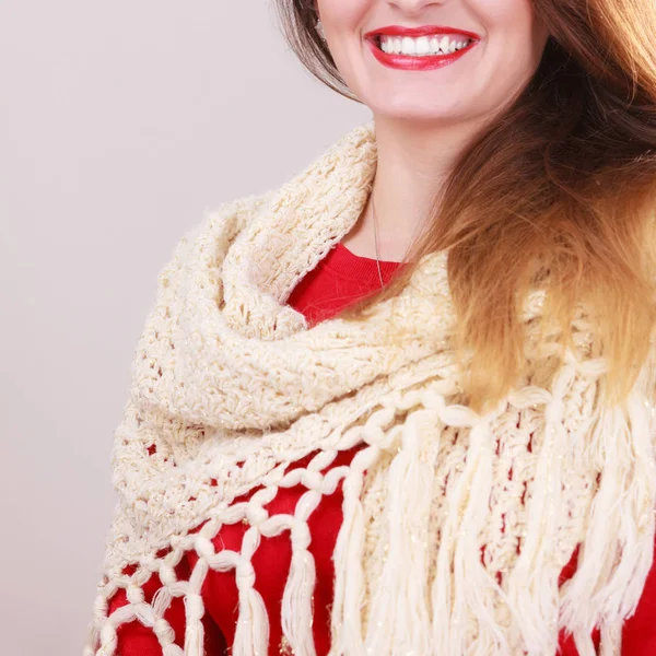 Mujer sonriente con bufanda . —  Fotos de Stock