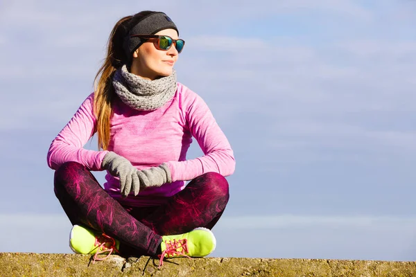 Vrouw rusten na het doen van sport buitenshuis op koude dag — Stockfoto