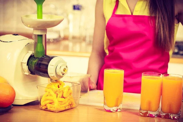 Femme versant boisson de jus d'orange dans le verre — Photo
