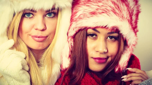 暖かい冬の服の肖像画で二人の女の子. — ストック写真