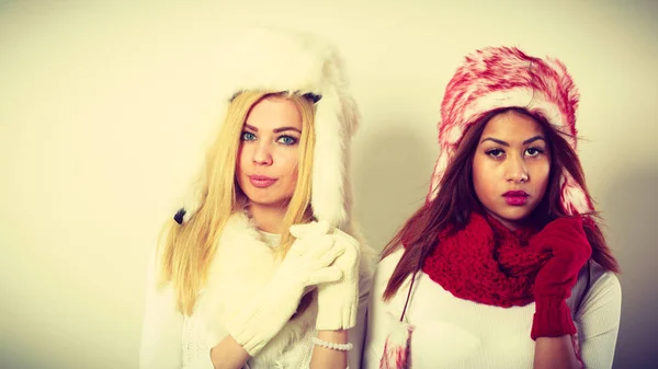 İki kız sıcak kış giyim portre. — Stok fotoğraf