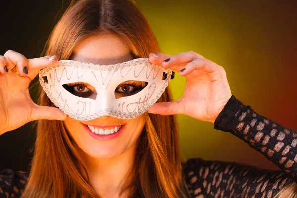 Vrouw houdt carnaval masker closeup — Stockfoto