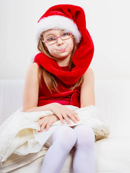 Chica en sombrero de santa haciendo cara tonta — Foto de Stock