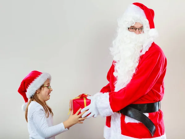 Kerstman geven meisje cadeau — Stockfoto