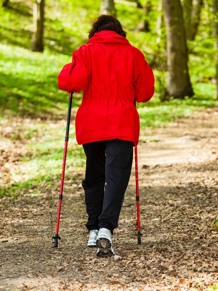 Nordic walking. Žena turistika v lesoparku. — Stock fotografie