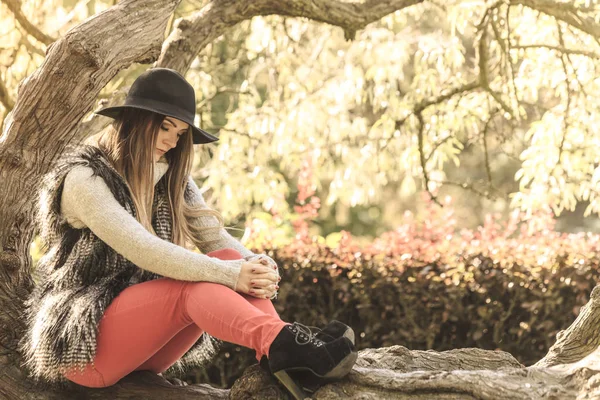 Bela mulher outonal no parque — Fotografia de Stock