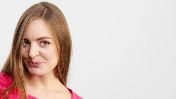 Ragazza sorridente cercando felice, sfondo bianco — Foto Stock