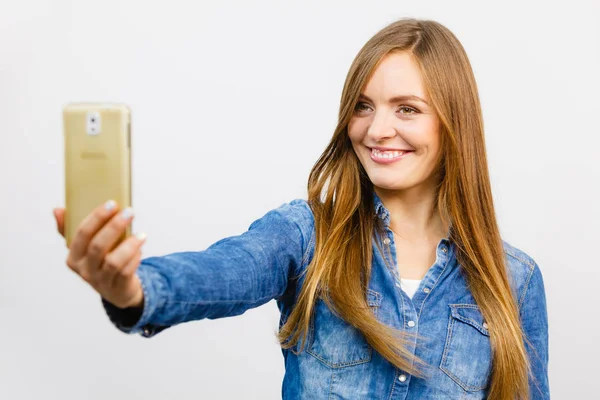 Mulher de camisa jeans tirar auto foto com telefone — Fotografia de Stock