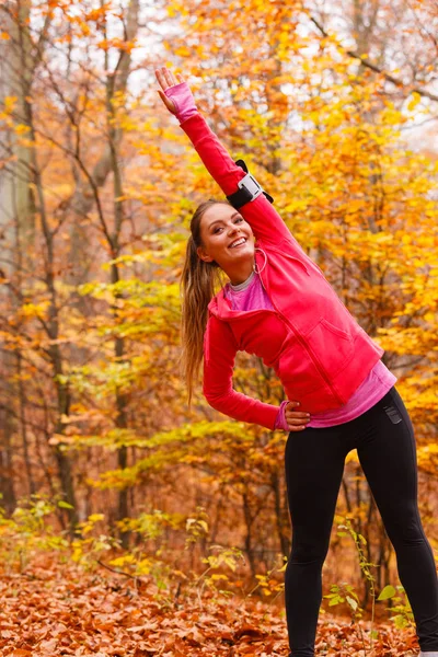 Dynamic girl stretching in forest. — Stock Photo, Image