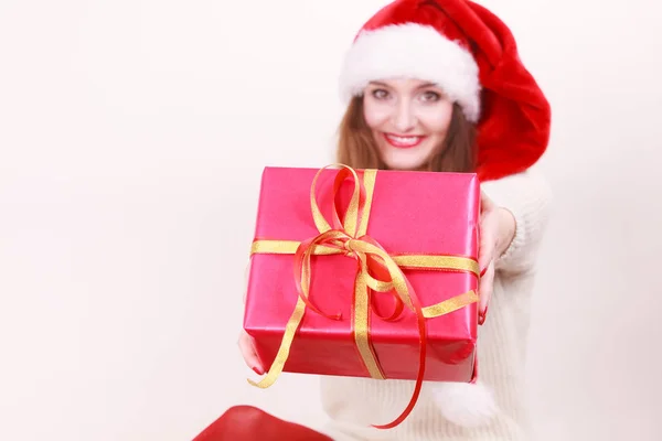 Mulher segurando caixa de presente. Tempo de Natal — Fotografia de Stock
