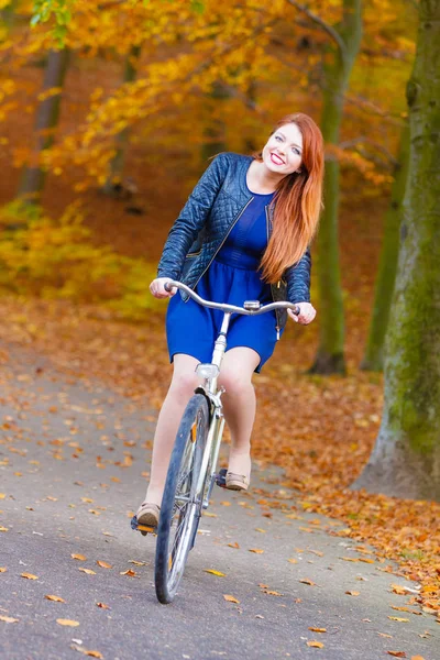 Ragazza in abito in bicicletta . — Foto Stock