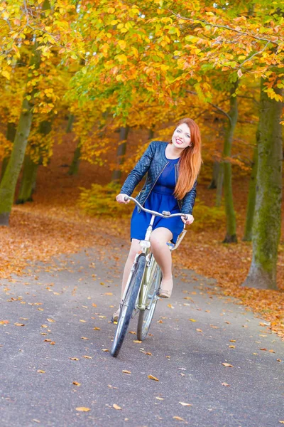 Girl is riding on the footpath. — Stock Photo, Image