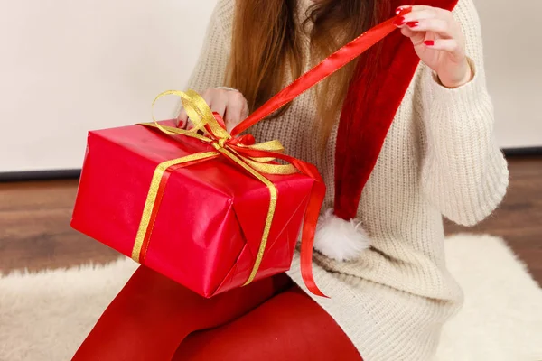 Manos femeninas con caja de regalo roja — Foto de Stock