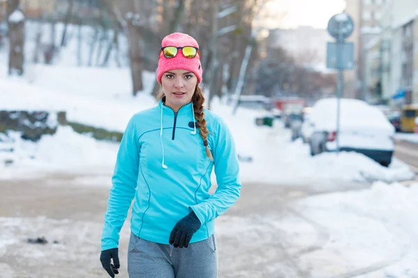 Lány csinál városi edzés, télen — Stock Fotó