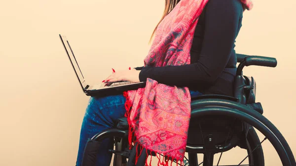 Mujer discapacitada con portátil en silla de ruedas. — Foto de Stock