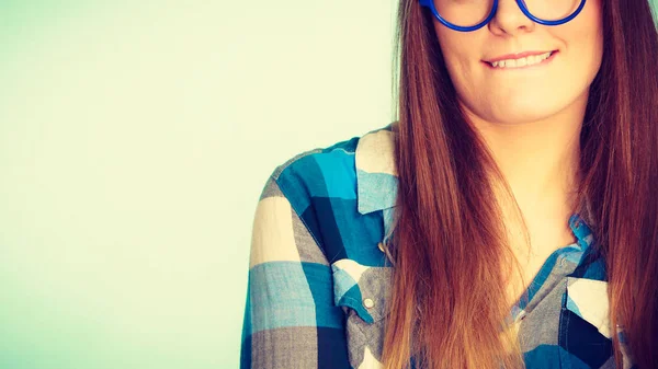 Extraña mujer nerd en gafas grandes — Foto de Stock