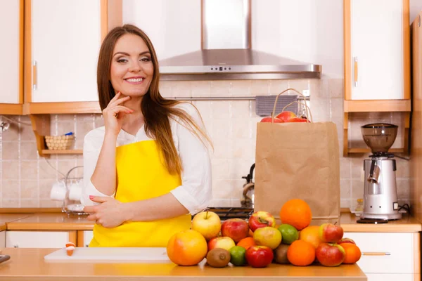 Žena hospodyňky v kuchyni s mnoha druhy ovoce — Stock fotografie