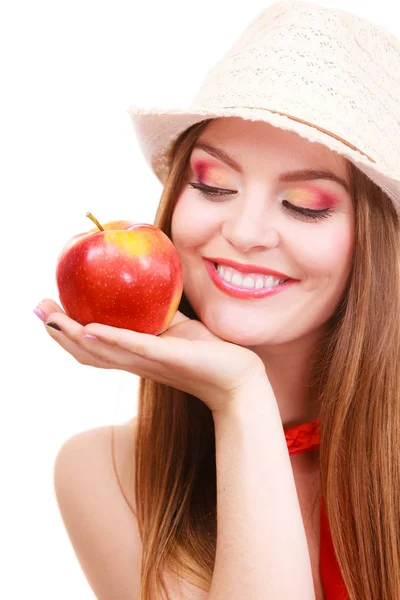 Mulher chapéu de verão maquiagem colorida detém fruta de maçã — Fotografia de Stock