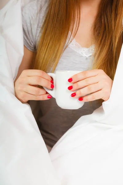 Vrolijk meisje, drinken koffie. — Stockfoto