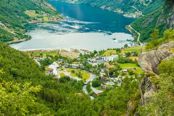 Geirangerfjord a vesnice Geiranger v Norsku — Stock fotografie