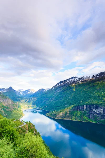 Geirangerfjord Norveç Flydasjuvet bakış açısından görüntüleme — Stok fotoğraf