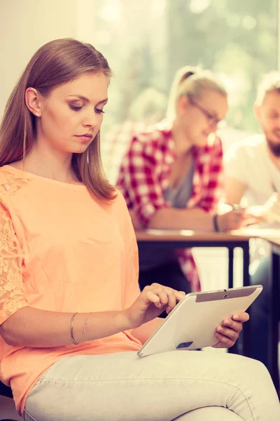 Dziewczyna Student z tabletka przed jej koledzy — Zdjęcie stockowe