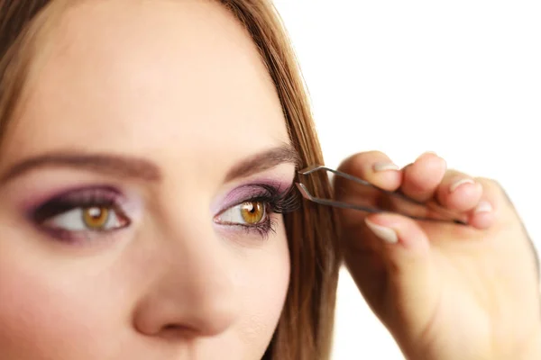 Woman tweezing eyebrows plucking with tweezers — Stock Photo, Image