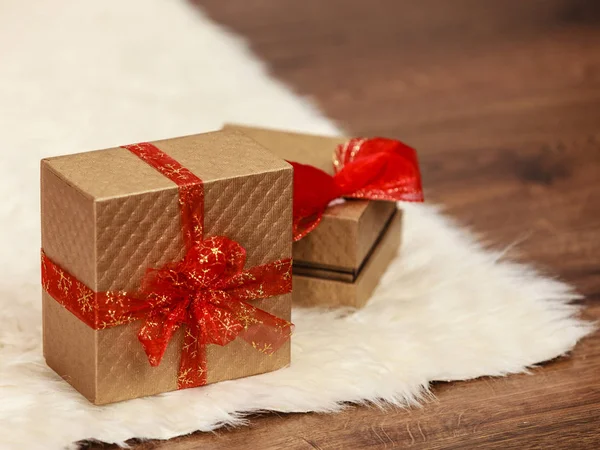 İki altın hediye kutu kırmızı şerit yay ile — Stok fotoğraf