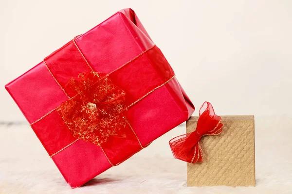 Dos cajas de regalo rojas y doradas — Foto de Stock