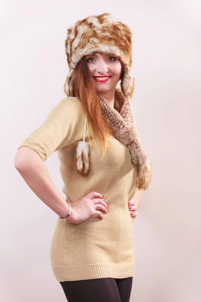 Winterfrau in warmer Kleidung Pelzmütze — Stockfoto