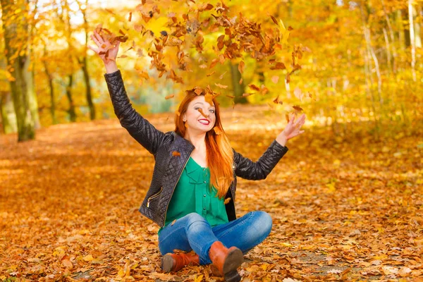 Cheerful woman in park. — Stock Photo, Image