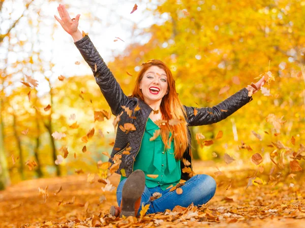 Cheerful girl is sitting in park. — Stock Photo, Image