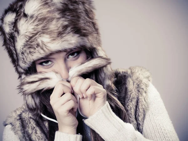 Jovem senhora no chapéu de inverno — Fotografia de Stock