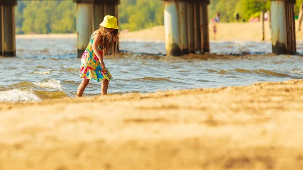 Chica divirtiéndose en playa . — Foto de Stock