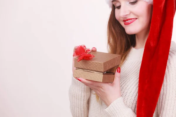 Vrouw cadeau doos. Kersttijd — Stockfoto