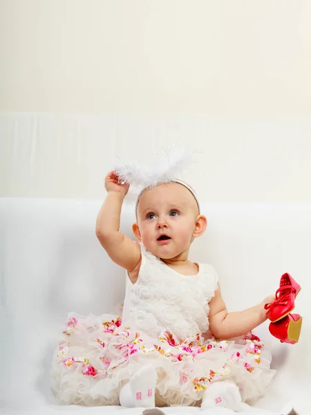 Menina com sapatos vermelhos — Fotografia de Stock