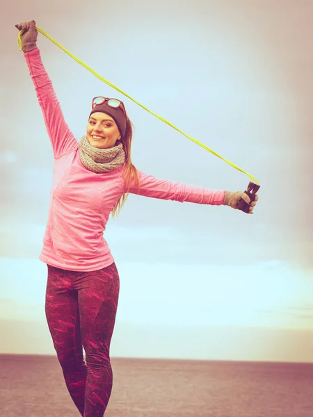 Žena trénink venku s skákacím lanem na chladný den — Stock fotografie