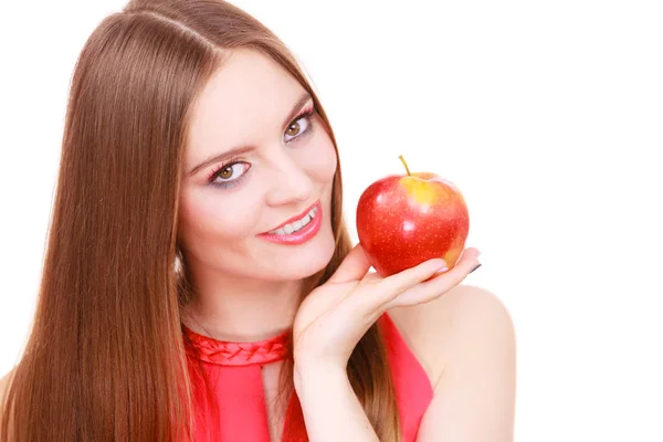 Mulher encantadora menina maquiagem colorida detém fruta de maçã — Fotografia de Stock