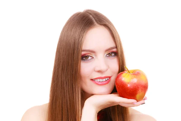 Mulher encantadora menina maquiagem colorida detém fruta de maçã — Fotografia de Stock