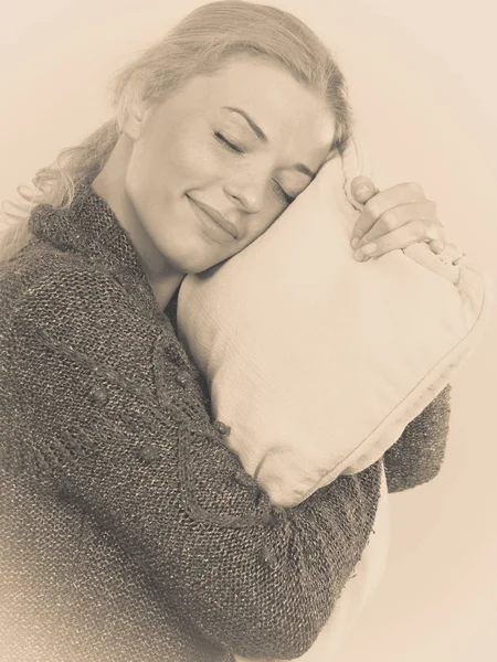 Счастливая сонная женщина держит и обнимает подушку — стоковое фото
