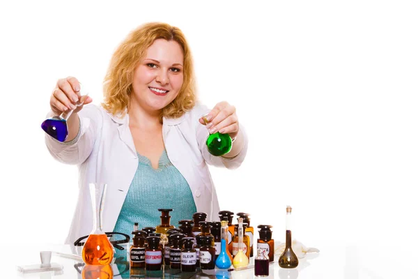 Kvindelig kemi studerende med glasvarer test kolbe. - Stock-foto