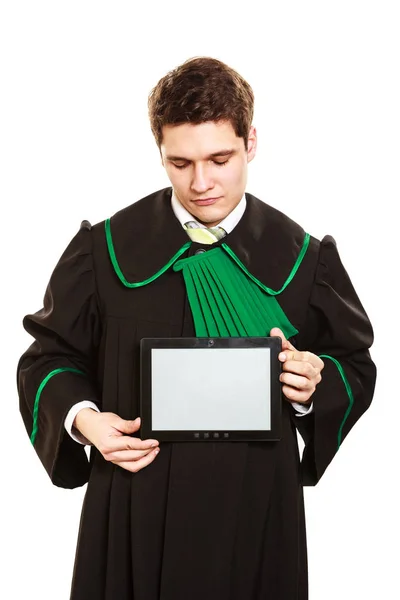Junger männlicher Anwalt hält Tablet-Computer. — Stockfoto