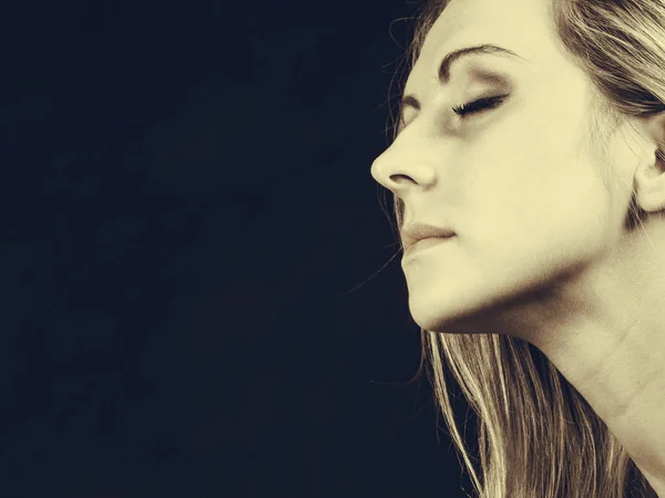 Retrato de hermosa mujer elegante en sepia — Foto de Stock