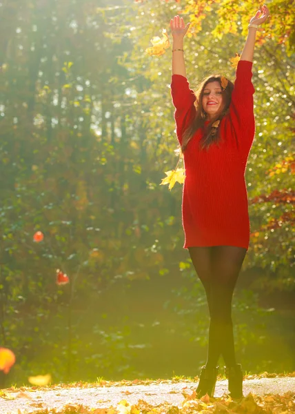 Girl tossing up leaves. — Stock Photo, Image