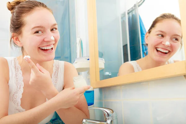 Женщина наносит увлажняющий крем для кожи. Skincare . — стоковое фото